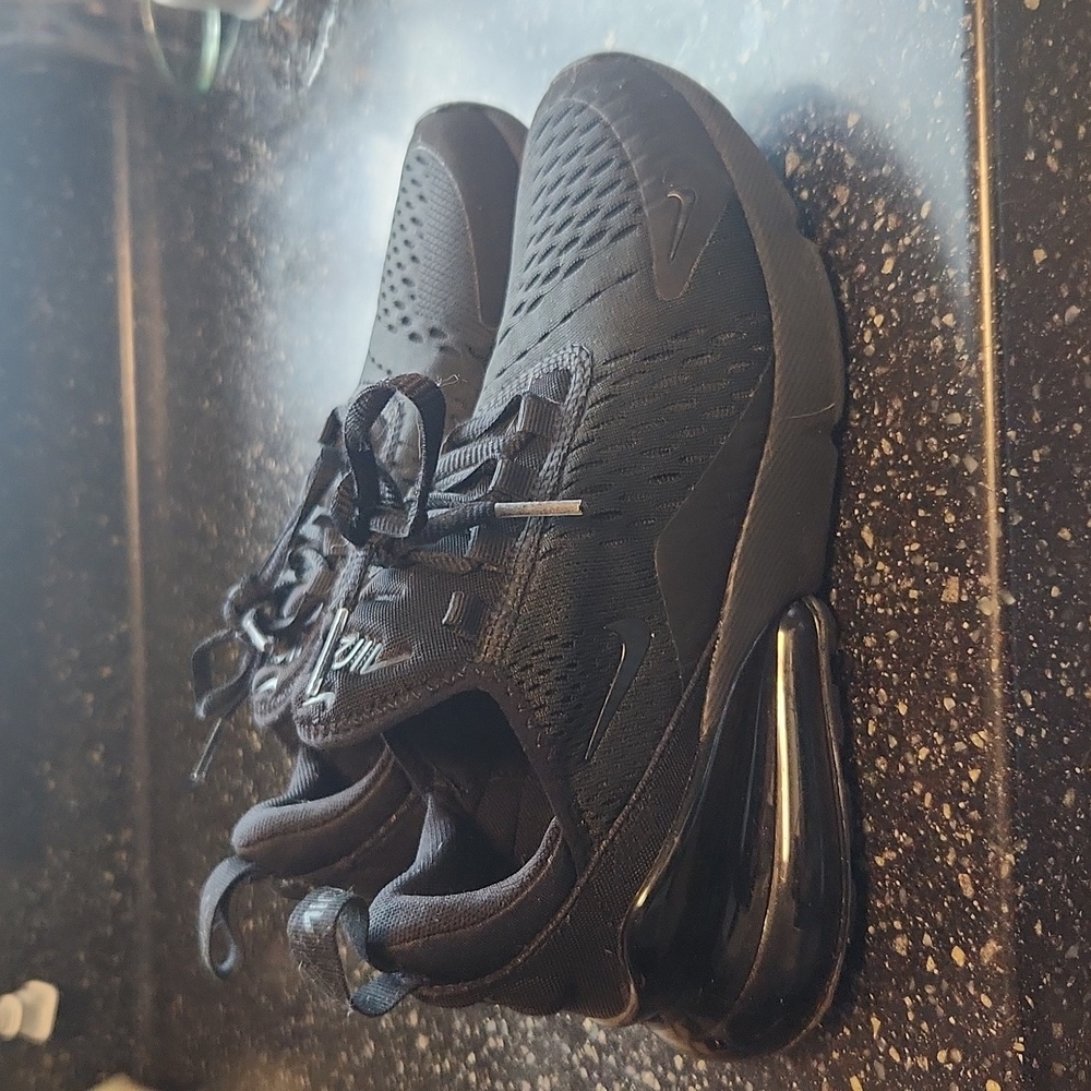 Black Nike 270